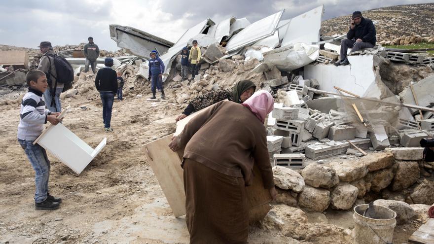 Los aldeanos palestinos rebuscan los muebles que puedan salvar de los escombros/ (c) Peter Beaumont/ / The Guardian