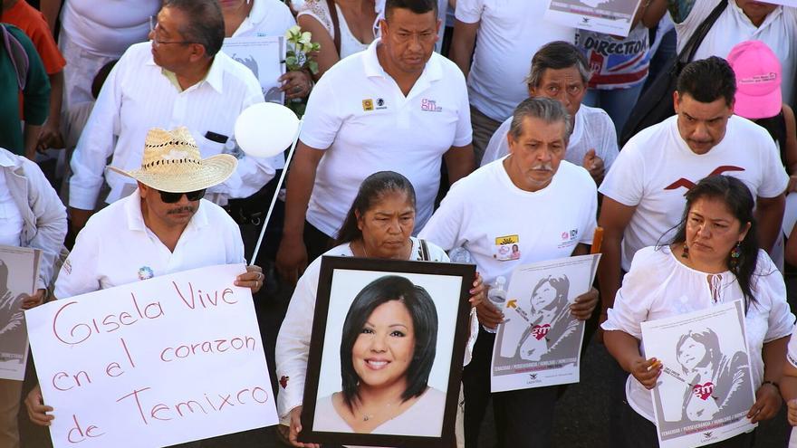Familiares y amigos de Gisela Mota encabezan una manifestación para pedir justicia por su asesinato. 