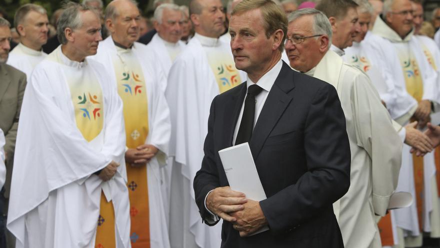 El primer ministro Irlandés, Enda Kenny, durante ua ceremonia religiosa; lainfluencia de la Iglesia católica en la política todavía es relevante.  