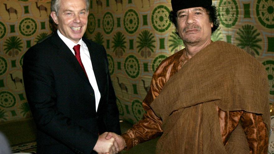 Tony Blair y Muammar Gaddafi durante una reunión en Trípoli en 2007/ AP Photo: Leon Neal