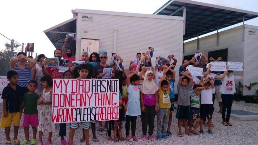 Un grupo de refugiados pide que les liberen en el centro de Nauru // Facebook: Free the Children NAURU