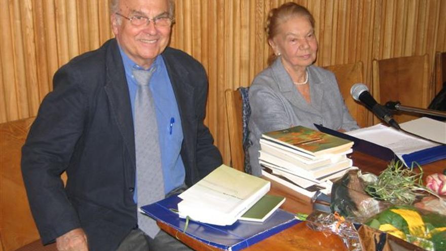 Ryszard Kapuscinski y la escritora polaca Julia Hartwig