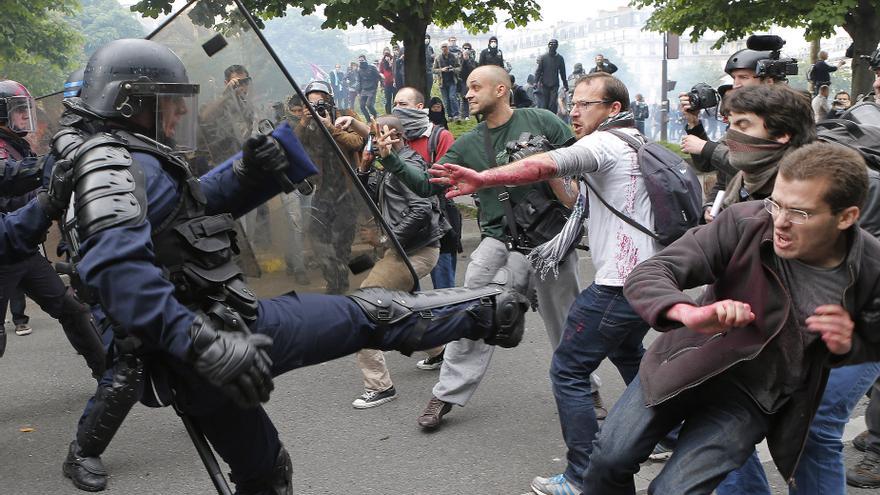 Los antidisturbios se enfrentaron este jueves en París a los manifestantes que protestan contra la reforma laboral de Hollande, que pretende dar más flexibilidad a las empresas.