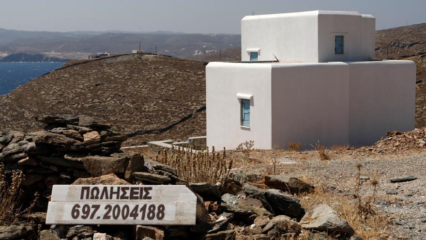 Un cartel de 'En Venta' en la isla griega de Kythos. 