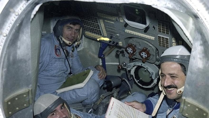 Una imagen de los cosmonautas en la nave, con Faris a la derecha. 