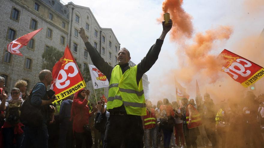 Las revueltas sindicales, como esta manifestación de este jueves en Marsella, acorralan al presidente François Hollande