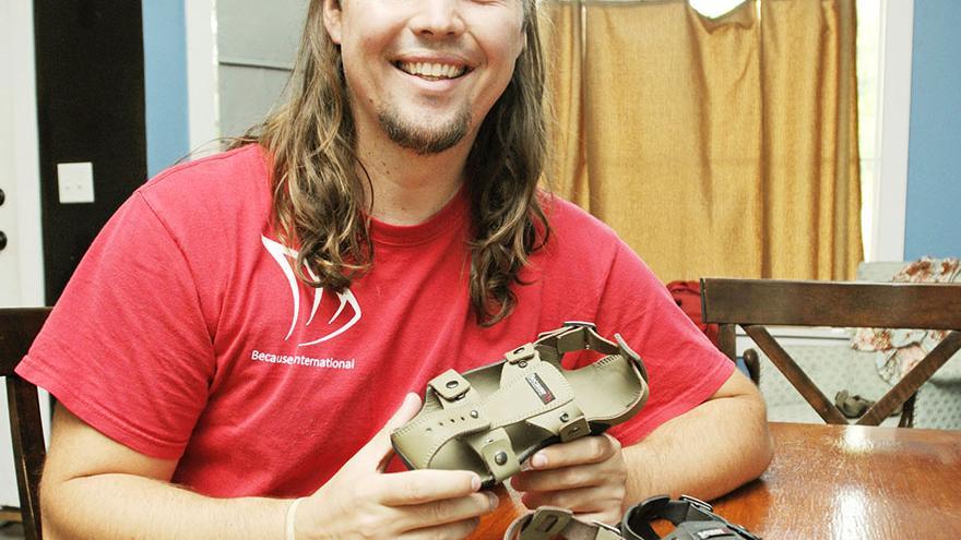 Kenton Lee, el creador de los zapatos que crecen, con su invento