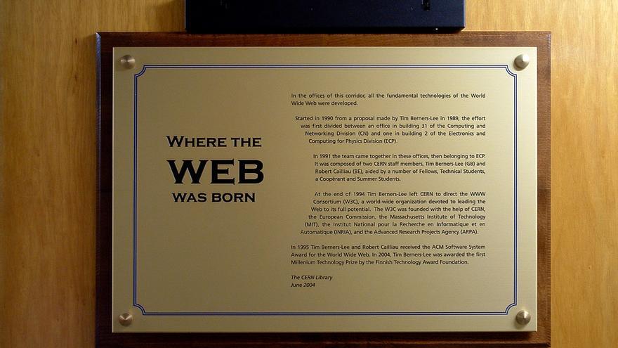 Placa conmemorativa desarrollo de la World Wide Web en el CERN