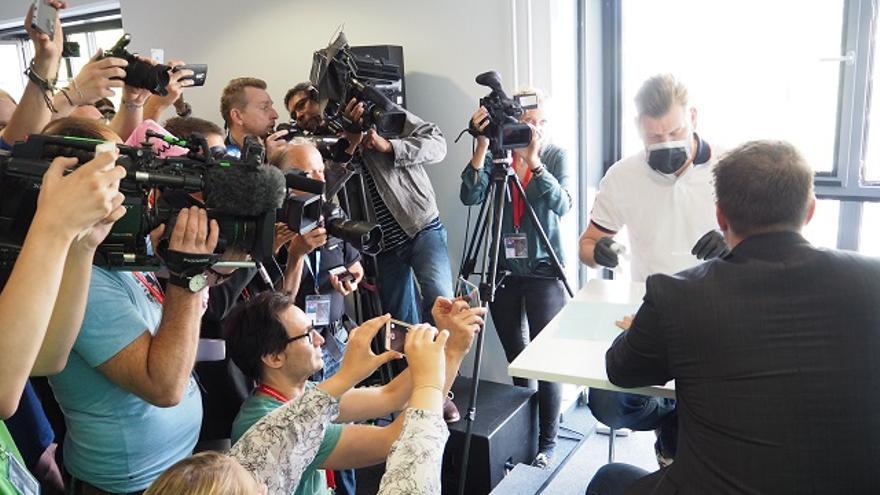 Rainer Bock, mientras le implantan el chip ante la prensa
