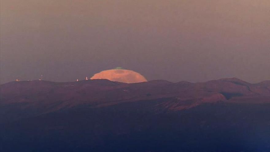 Un escurridizo rayo verde de la luna en Canarias, imagen del día en la NASA