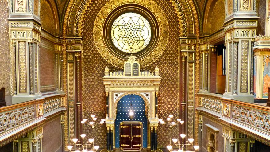 Espectacular interior de la Sinagoga Española, en el barrio judío de Praga.