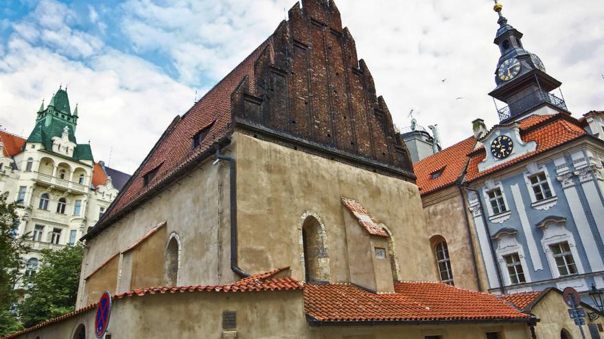 Exterior de la Sinagoga Vieja-Nueva, la más antigua de Europa.