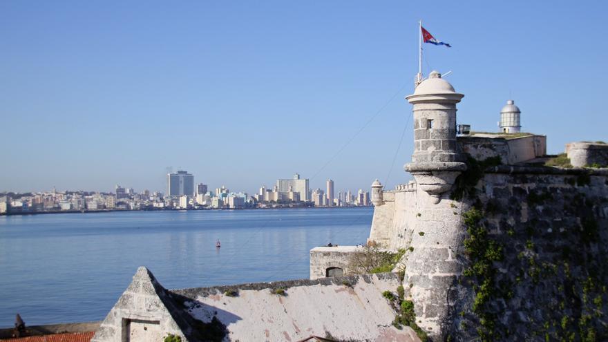 La Habana vieja desde el Castillo de San Carlos, en el Morro. Tony Hisgett