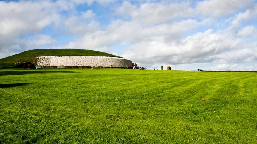 El gran túmulo de Newgrange, la más famosa tumba megalítica de Irlanda. VIAJAR AHORA