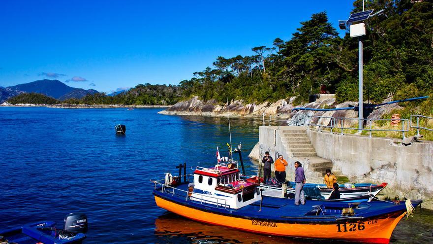 Pequeña barca de pesca en los canales patagónicos chilenos. VIAJAR AHORA