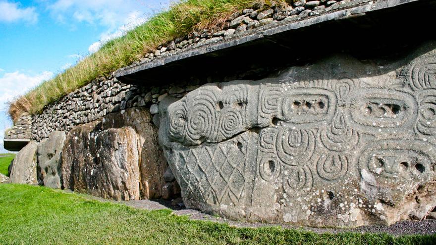 Una de las grandes piedras con grabados que forman el zócalo del túmulo de Newgrange, en Irlanda. VIAJAR AHORA