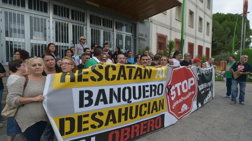 Concentración de Stop Desahucios en los Juzgados de Córdoba antes de presentar los escritos solicitando que los jueces paralicen las ejecuciones hipotecarias.