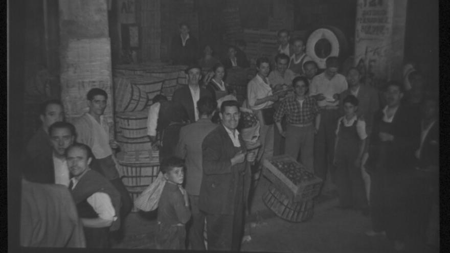 Carga y descarga en el antiguo mercado de frutas y verduras de Legazpi. Archivo regional de la Comunidad de Madrid. Colección Santos Yubero