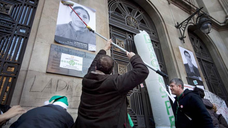 Pegada de carteles en Caixa Catalunya 