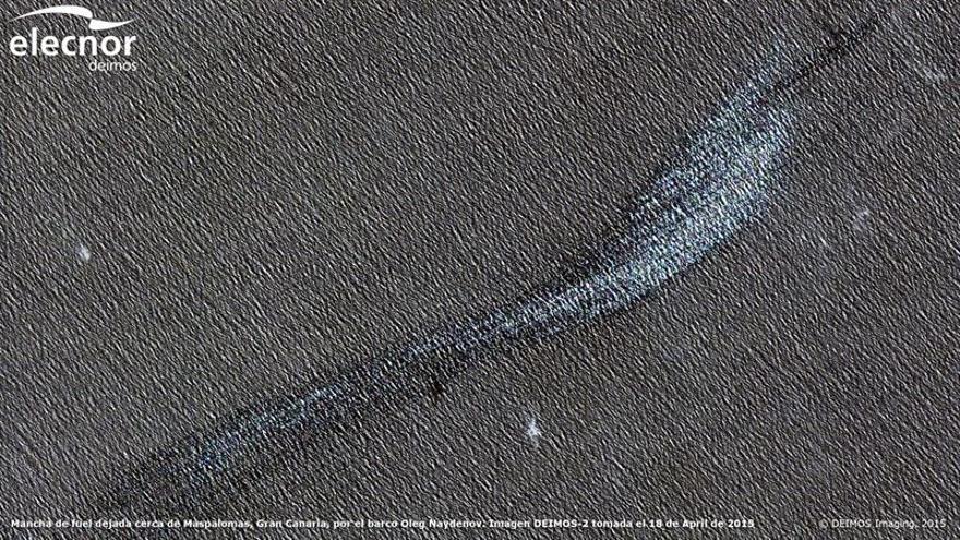 Mancha del 'Oleg Naydenov' vista desde el espacio. (EUROPA PRESS)