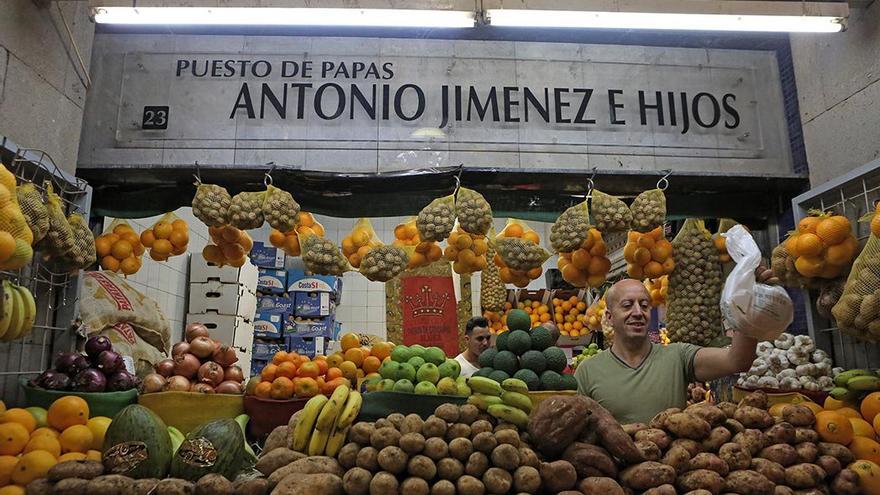 Puesto de papas en un mercado canario. (Alejandro Ramos).