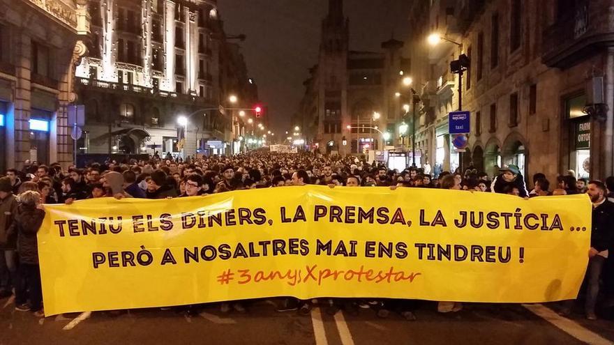 La manifestación en apoyo a los condenados por Aturem el Parlament en Plaça Sant Jaume. / @Nitsuga000