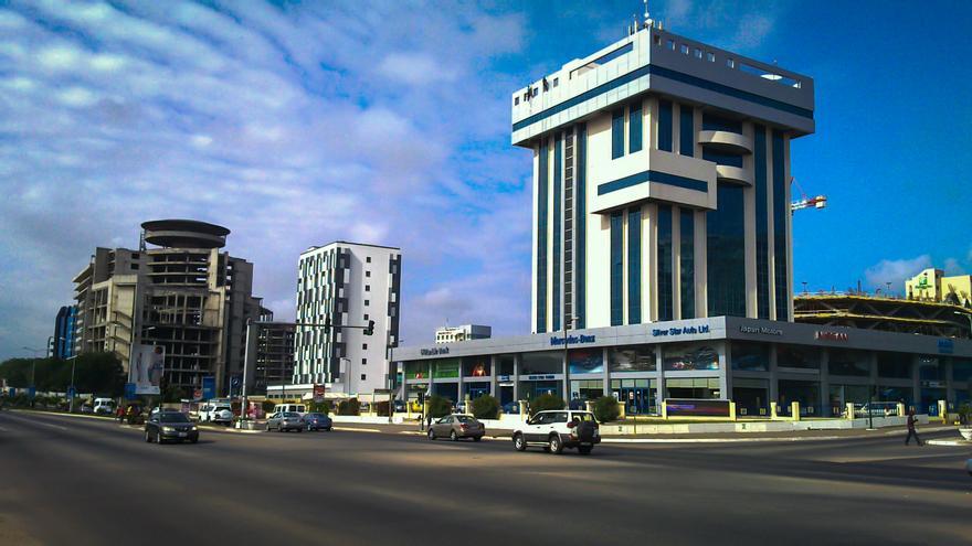 Como en las ciudades occidentales, los centros comerciales dominan la zona moderna de Accra / Jbdodane
