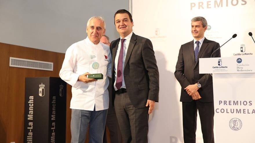 Adolfo Muñoz recibe el premio de manos de Francisco Martínez Arroyo