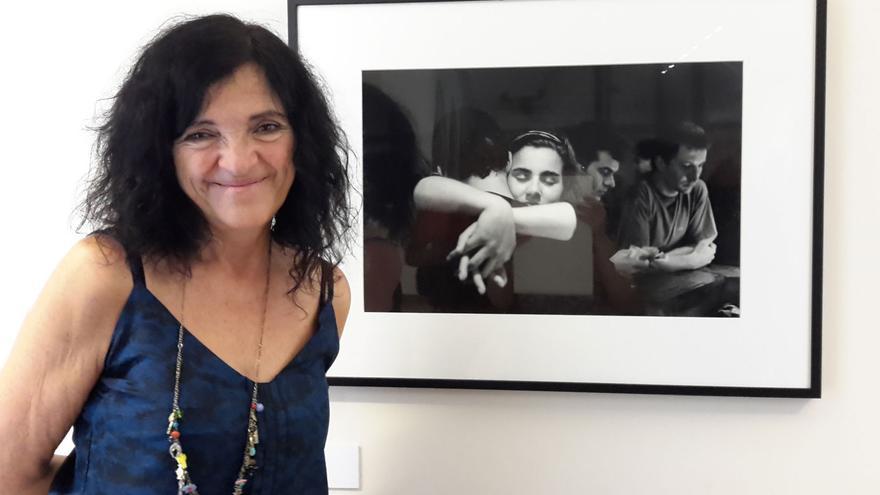 Adriana Lestido, junto a 'La Salsera', su fotografía preferida en la exposición