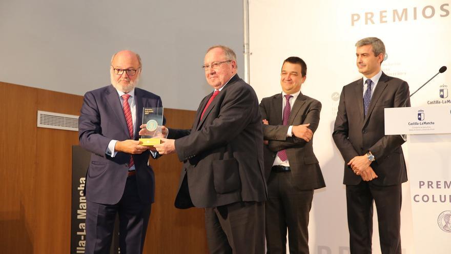 César Lumbreras recoge el premio de manos de José Luis Bonet