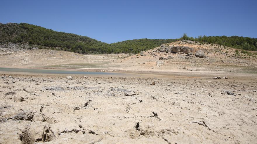 Hoy, parte del embalse de Entrepeñas en Sacedón (cabecera del Tajo) está seco