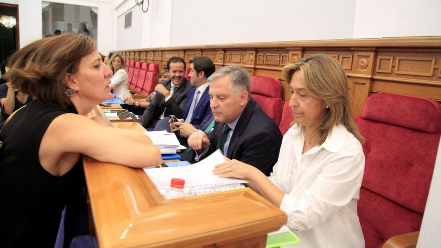 La portavoz del PSOE, Blanca Fernández (izq.) habla con Ana Guarinos, presidenta del Grupo Parlamentario Popular