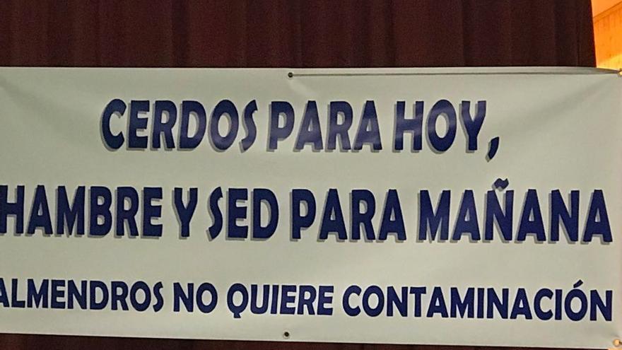 Pancarta colocada ayer en el Centro Cívico de Almendros (Cuenca)