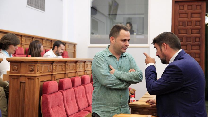 El presidente del Grupo Parlamentario del PSOE, Rafael Esteban (dcha.) habla con David Llorente (Podemos)