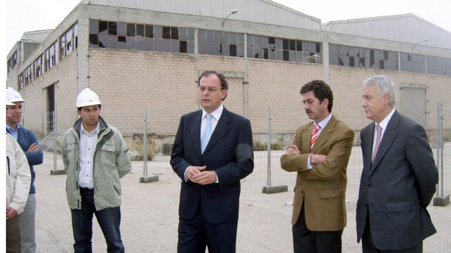 El director general de Planificación y Gestión Ambiental de la Consejería de Medio Ambiente,Mariano Martínez Cepa, visitaba Ibertubo en octubre de 2005