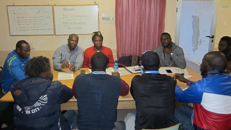 Los hombres también participan en las reuniones de empoderamiento contra la mutilación genital femenina