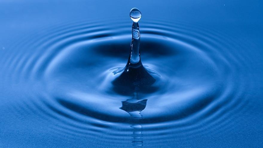 Agua de caño vs agua embotellada saludable