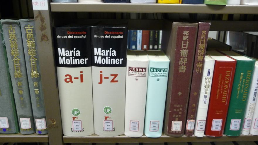 El Diccionario María Moliner en una biblioteca de Tokyo. Foto: Eliazar Parra Cardenas/ Flickr