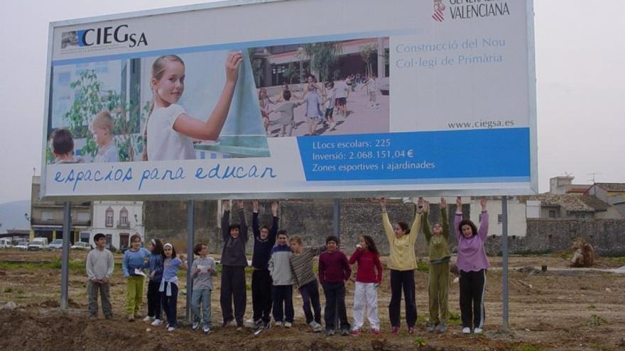Un cartel de Ciegsa anunciando la construcción de dos centros en la comarca de La Safor. 