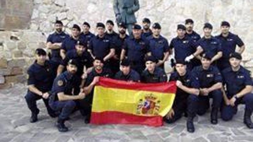 Agentes del Grupo de Reserva y Seguridad de la Guardia Civil posan en Melilla frente a la estatua de Franco.