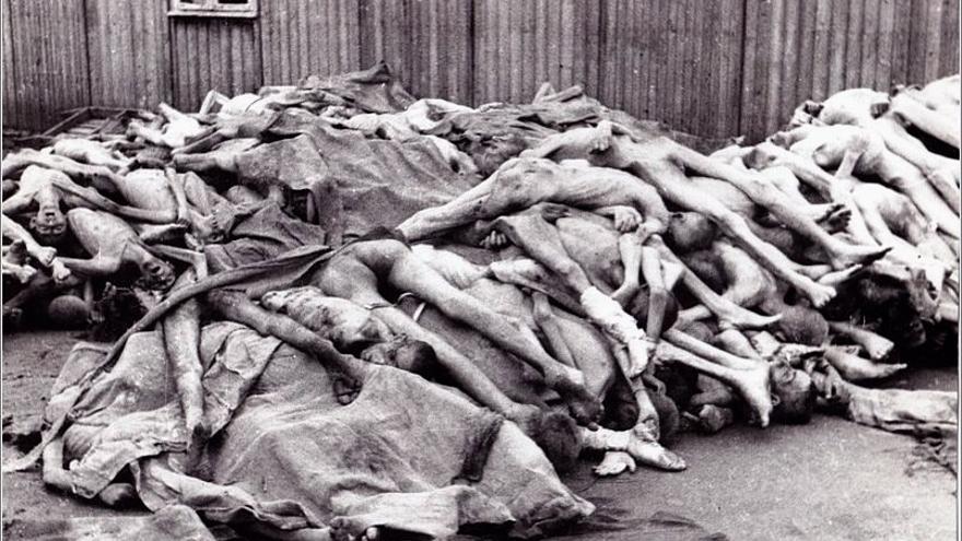  Cadáveres apilados junto a las barracas de Mauthausen