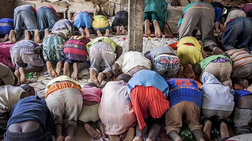 Los niños son enviados como talibés por sus padres para que sigan una educación religiosa tradicional, del corán, pero en algunas núcleos urbanos son esclavizados y obligados a mendigar. Daara en M'bour, Senegal. | Lucas Vallecillos. 