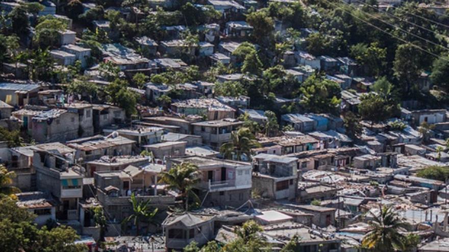 Puerto príncipe rodeado de Bidonvilles, barrios de “favelas” que carecen de servicios básicos, en los que el derecho a la vivienda digna tampoco está garantizado./ I. F.  