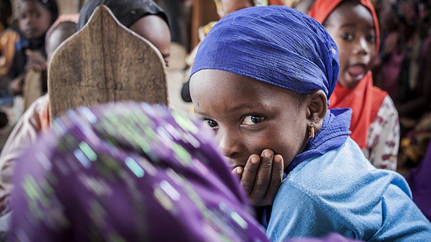 Algunas niñas también estudian en las daara, escuelas informales coránicas, como en esta de M'bour, Senegal. | Lucas Vallecillos. 