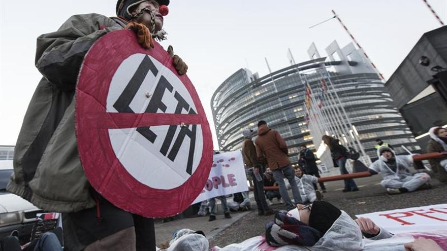 Activistas protestan en las puertas de la Eurocámara contra el CETA