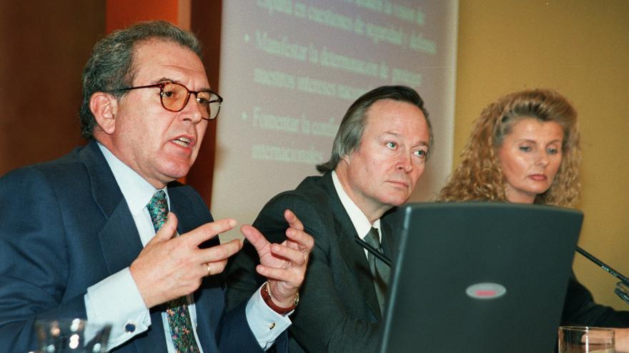 Los entonces ministros Eduardo Serra, Josep Piqué e Isabel Tocino, tras un Consejo de Ministros en enero de 2000. EFE