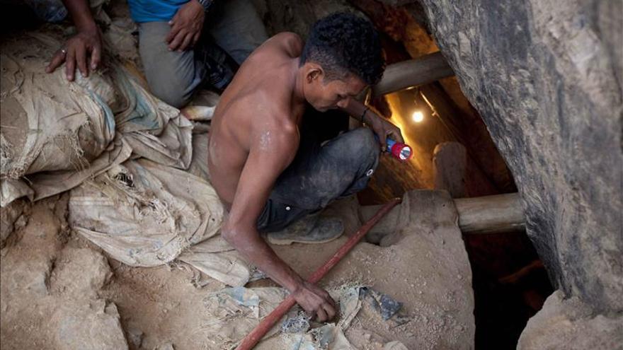 Prosigue la búsqueda de 11 mineros en Honduras tras una falsa alarma de rescate