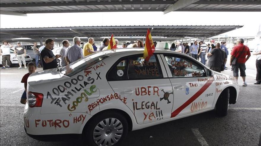 Uber critica a España por no castigar la violencia de los taxistas contra la empresa