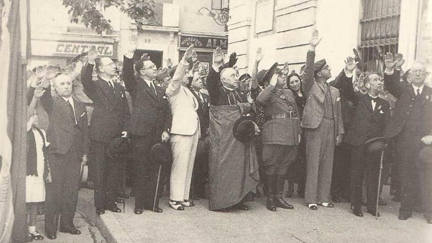 Abril de 1939: acto fascista ante el Ayuntamiento. En medio el obispo Alcaraz
