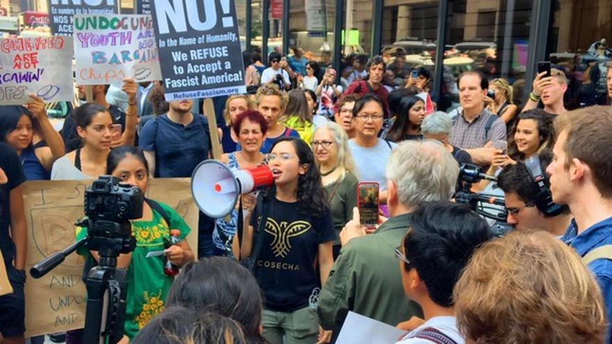 Activistas protestan contra de la eliminación del programa migratorio DACA en los alrededores de la torre Trump.